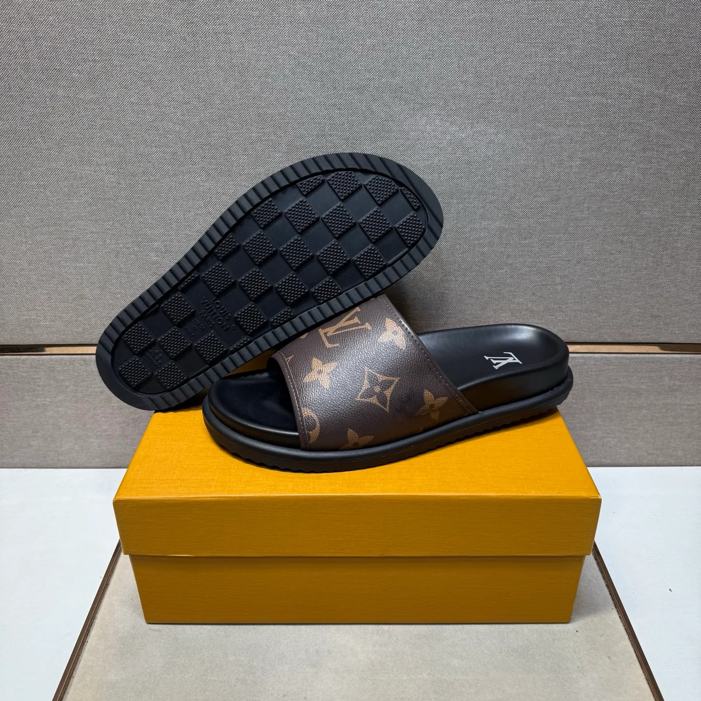 ⬛️Men's shoes 💰p320 [LV～] Men's casual slippers 2025z cabinet sales simultaneously 🔶Size: 38-44 #️⃣ 🔷3 colors🔜The upper is made of multi-material splicing ➕Genuine leather lining, comfortable and breathable, sole: original comfortable and wear-resistant outsole, ⚠️real thing📱photographed🎬real thing is better📢📢📢